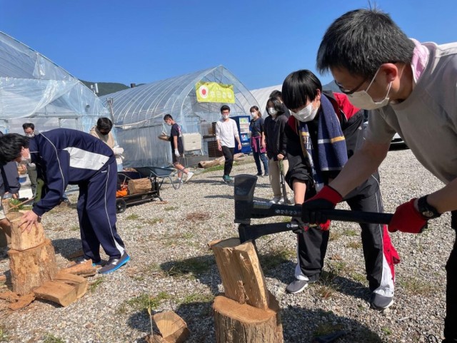 池田農園で今年最後の薪割り体験！サステナブルな燃料づくりのお手伝い！